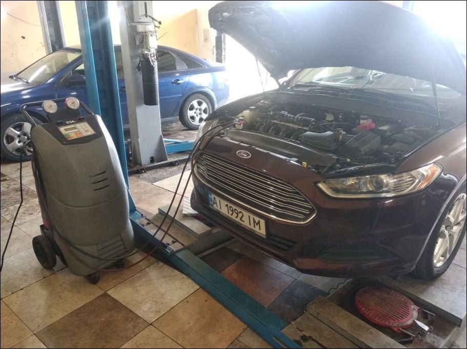 Заправка кондиціонера автомобіля на підйомнику